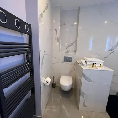 Newly Renovated Spacious In Montorgeuil Area Apartment