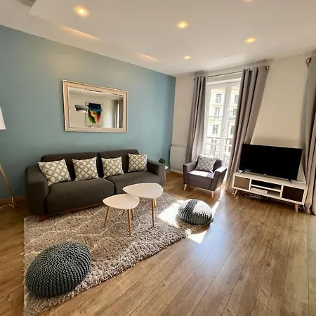 Newly Renovated Spacious In Montorgeuil Area Apartment *