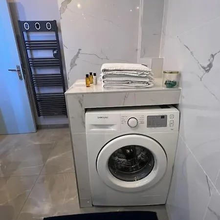 Newly Renovated Spacious In Montorgeuil Area *
