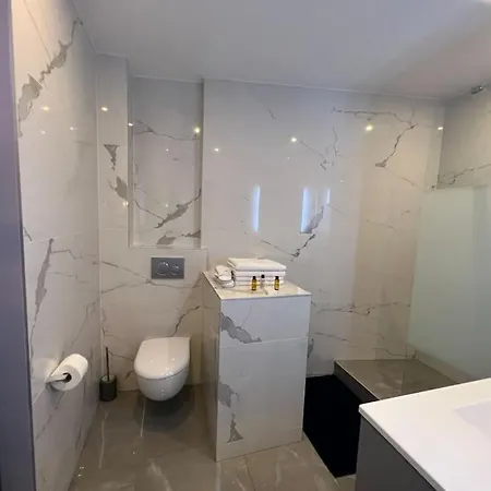 Newly Renovated Spacious In Montorgeuil Area