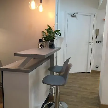 Newly Renovated Spacious In Montorgeuil Area Apartment