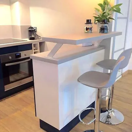 Newly Renovated Spacious In Montorgeuil Area