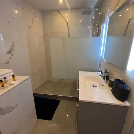 Newly Renovated Spacious In Montorgeuil Area *