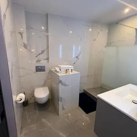 Newly Renovated Spacious In Montorgeuil Area