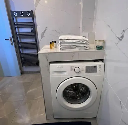 Newly Renovated Spacious In Montorgeuil Area *